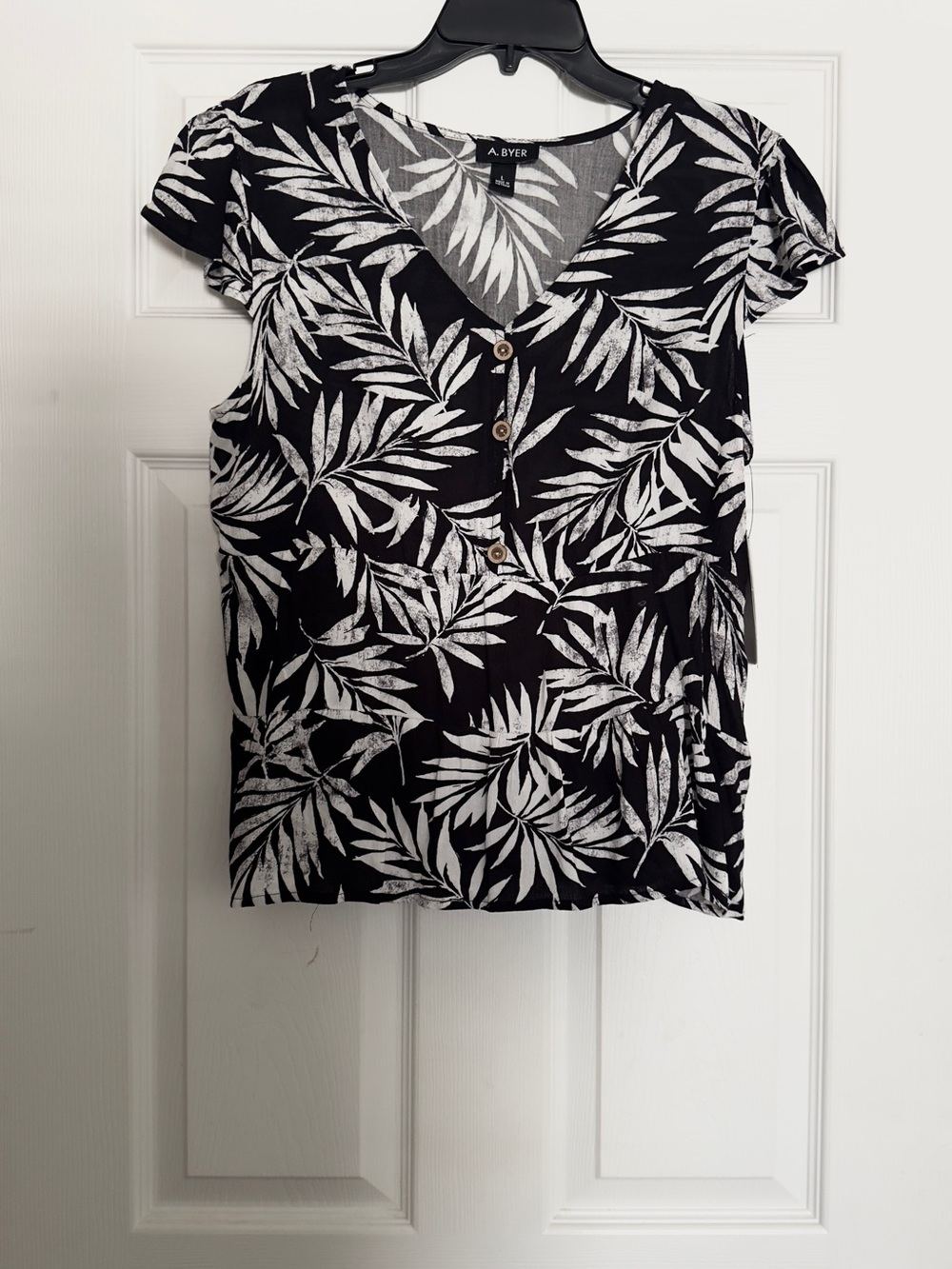 NWT A. Byer Black & White Tropical Leaf V-Neck Button Top Size L